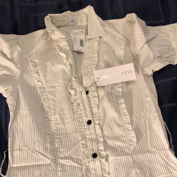 Cute button down blouse - Picture 3 of 4